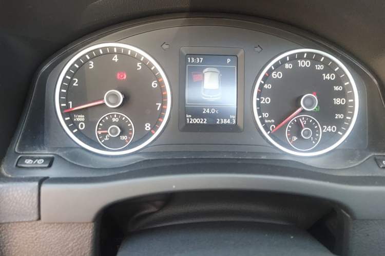 Used Volkswagen Tiguan 2015 1.8TSI Automatic All-Wheel-Drive Luxury Model Odometer Close Up