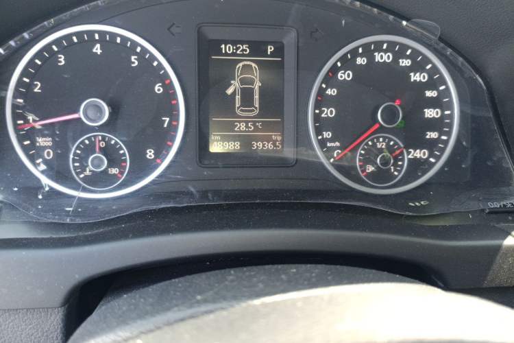 Used Volkswagen Tiguan 2015 1.8TSI Automatic Two-Wheel Drive Comfort Edition Odometer Close Up