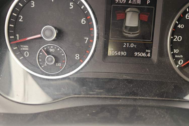 Used Volkswagen Tiguan 2015 1.8TSI Automatic Two-Wheel Drive Luxury Model Odometer Close Up