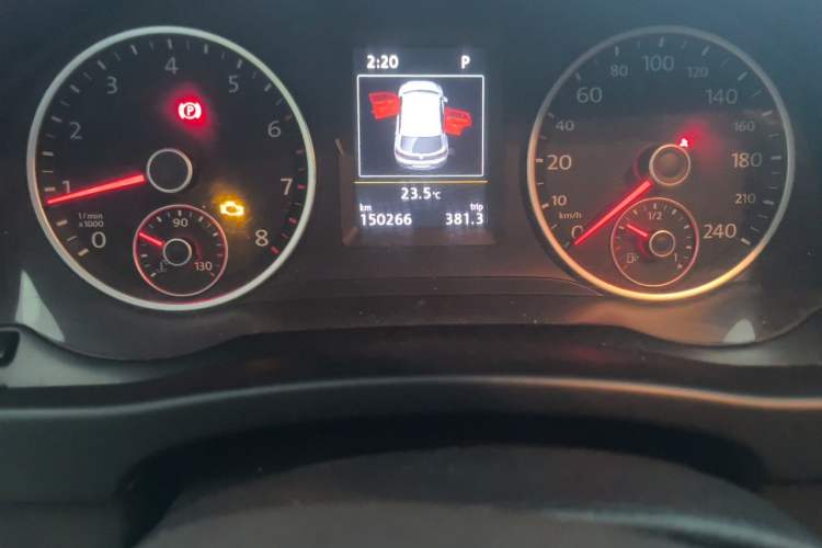 Used Volkswagen Tiguan 2015 1.8TSI Automatic Two-Wheel Drive Luxury Model Odometer Close Up