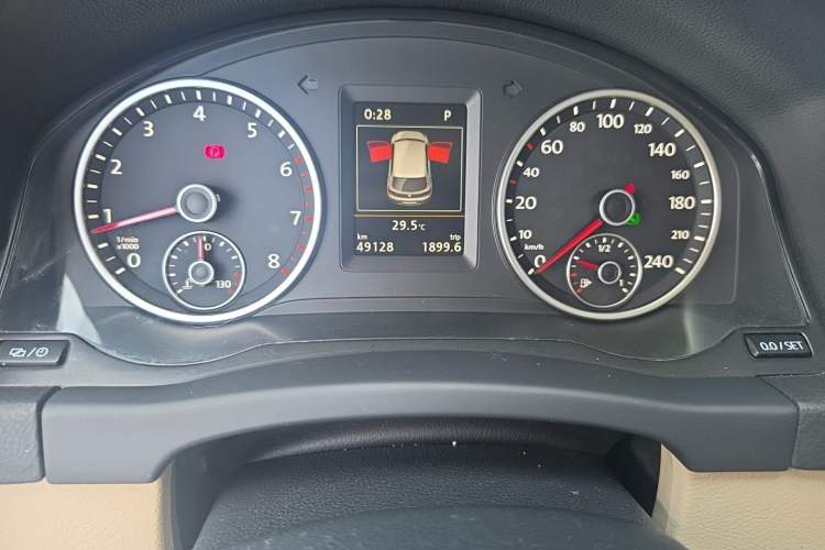Used Volkswagen Tiguan 2015 1.8TSI Automatic All-Wheel-Drive Luxury Model Odometer Close Up