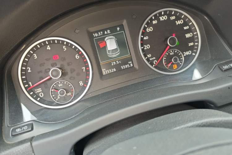 Used Volkswagen Tiguan 2015 1.8TSI Automatic Two-Wheel Drive Luxury Model Odometer Close Up