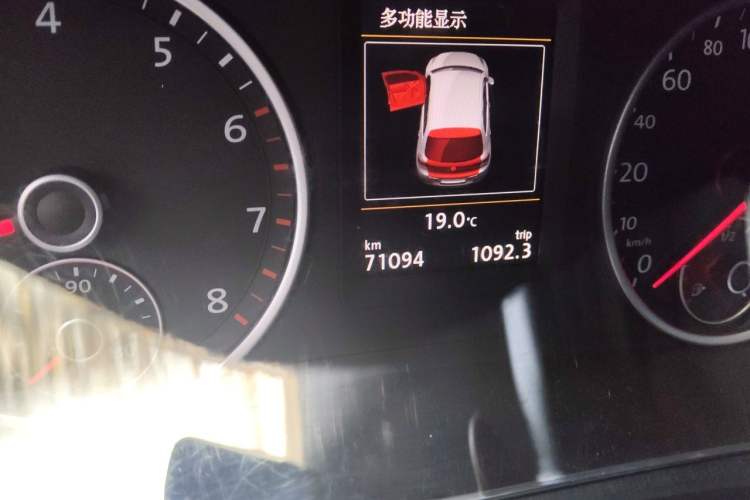 Used Volkswagen Tiguan 2015 1.8TSI Automatic Two-Wheel Drive Luxury Model Odometer Close Up