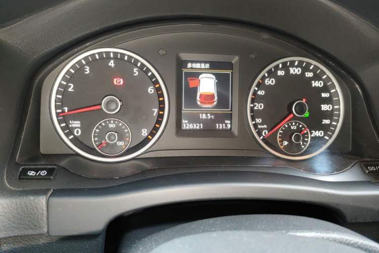 Used Volkswagen Tiguan 2015 1.8TSI Automatic Two-Wheel Drive Luxury Model Odometer Close Up
