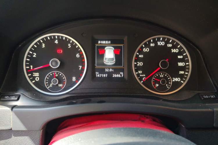Used Volkswagen Tiguan 2015 1.8TSI Automatic Two-Wheel Drive Luxury Model Odometer Close Up