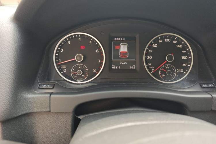 Used Volkswagen Tiguan 2015 1.8TSI Automatic Two-Wheel Drive Luxury Model Odometer Close Up