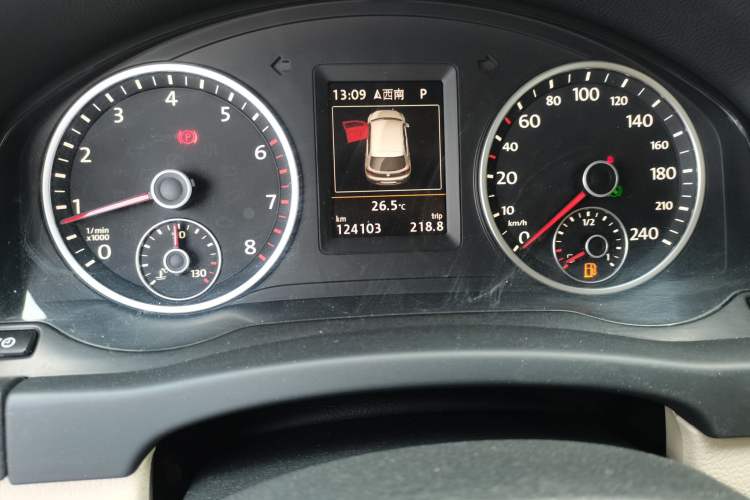 Used Volkswagen Tiguan 2015 1.8TSI Automatic Two-Wheel Drive Luxury Model Odometer Close Up
