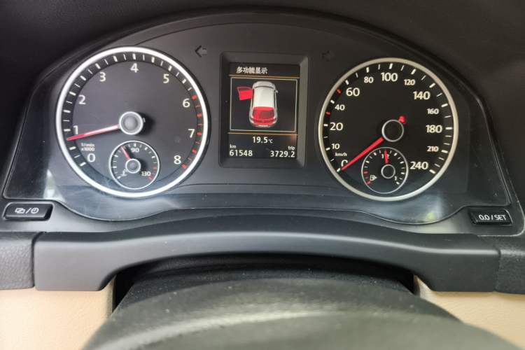 Used Volkswagen Tiguan 2015 1.8TSI Automatic Two-Wheel Drive Luxury Model Odometer Close Up