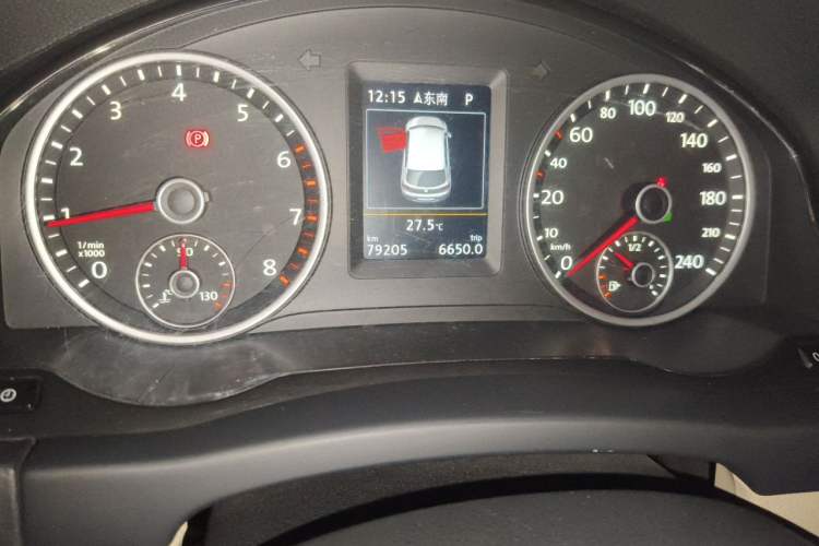 Used Volkswagen Tiguan 2015 2.0 TSI Automatic All-Wheel Drive Luxury Edition Odometer Close Up