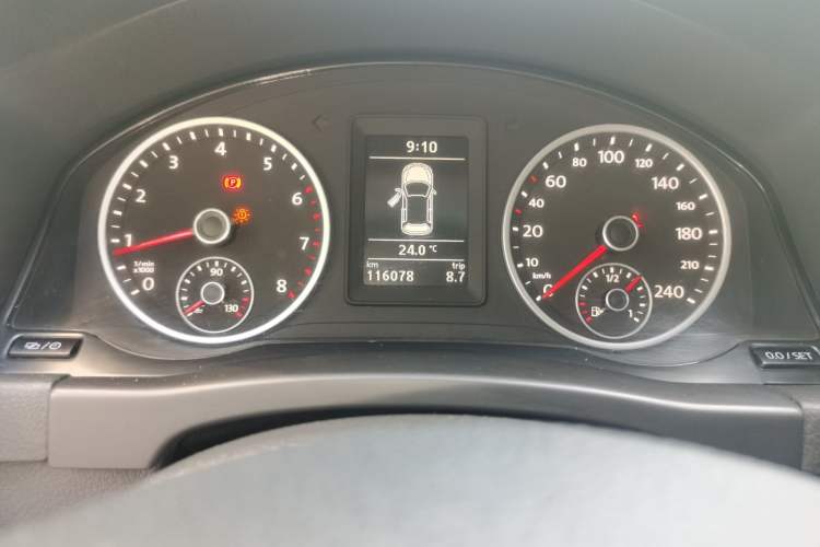 Used Volkswagen Tiguan 2015 1.4TSI Manual Two-Wheel Drive BlueMotion Edition Odometer Close Up