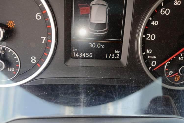 Used Volkswagen Tiguan 2015 1.8TSI Automatic All-Wheel-Drive Luxury Model Odometer Close Up
