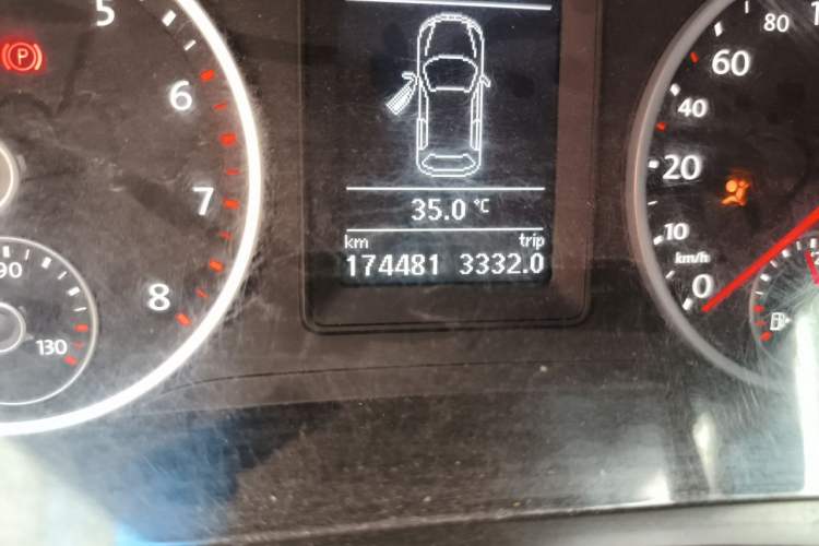 Used Volkswagen Tiguan 2015 1.8TSI Automatic Two-Wheel Drive Luxury Model Odometer Close Up