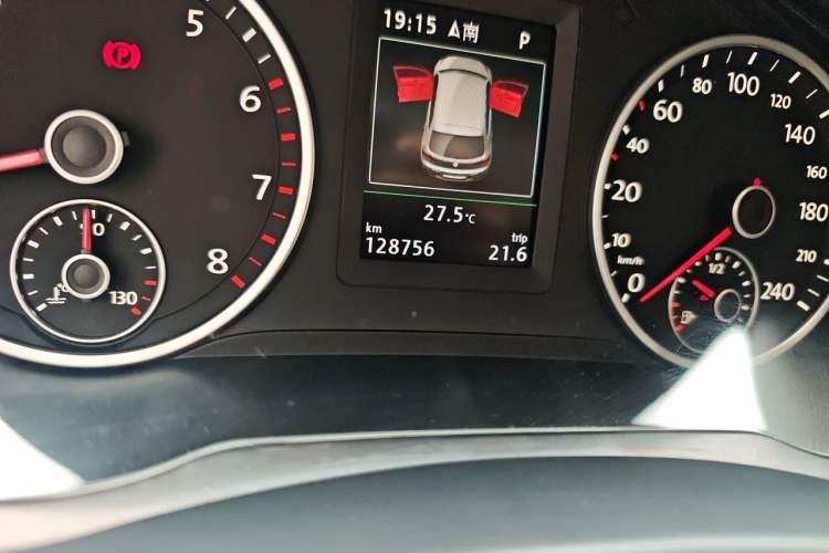 Used Volkswagen Tiguan 2015 1.8TSI Automatic Two-Wheel Drive Luxury Model Odometer Close Up