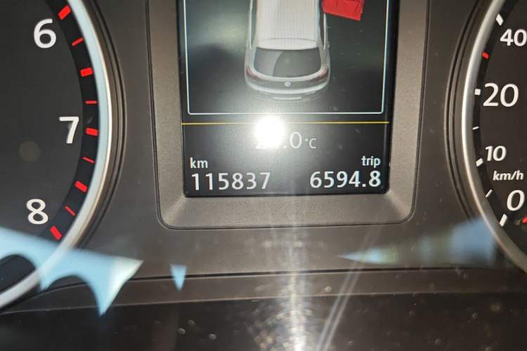 Used Volkswagen Tiguan 2015 1.8TSI Automatic All-Wheel-Drive Luxury Model Odometer Close Up