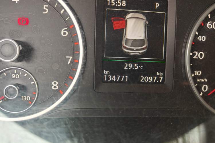 Used Volkswagen Tiguan 2015 2.0 TSI Automatic All-Wheel Drive Luxury Edition Odometer Close Up