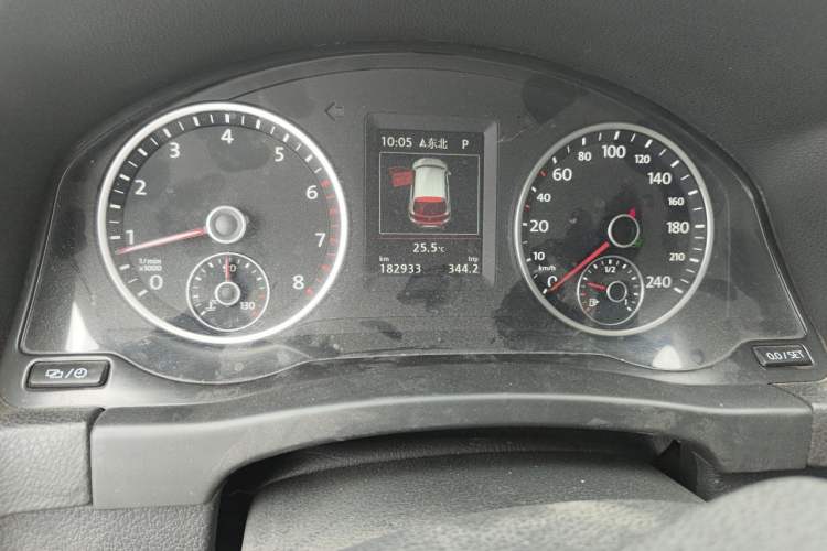 Used Volkswagen Tiguan 2015 2.0 TSI Automatic All-Wheel Drive Luxury Edition Odometer Close Up