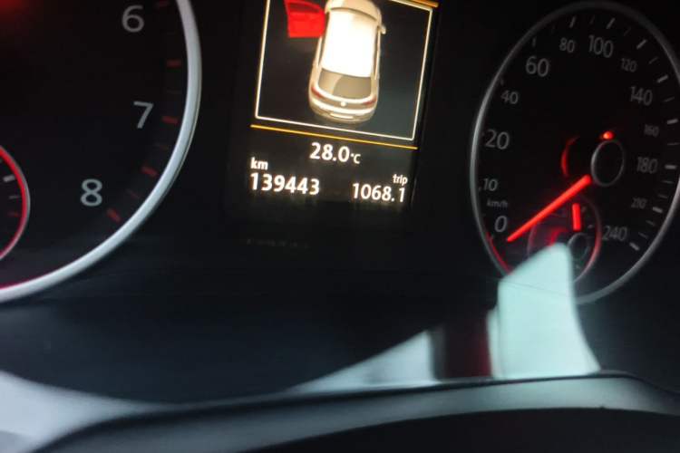 Used Volkswagen Tiguan 2015 1.8TSI Automatic Two-Wheel Drive Luxury Model Odometer Close Up