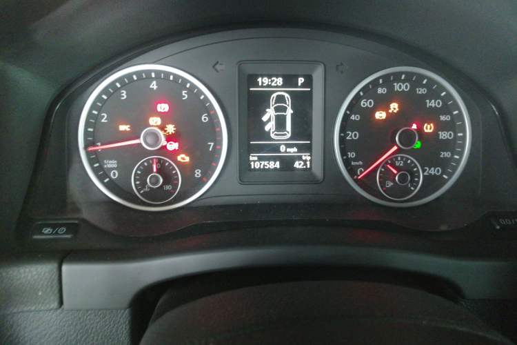 Used Volkswagen Tiguan 2015 1.8TSI Automatic Two-Wheel Drive Comfort Edition Odometer Close Up