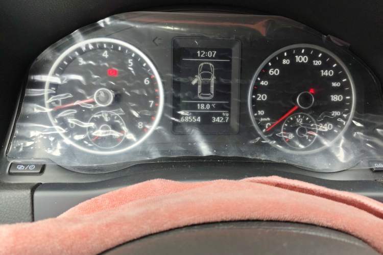 Used Volkswagen Tiguan 2015 1.8TSI Manual Two-Wheel Drive Fashion Edition Odometer Close Up