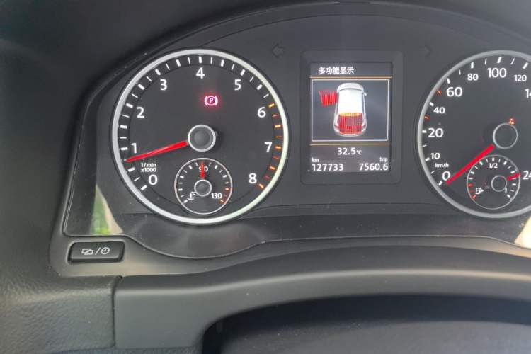 Used Volkswagen Tiguan 2015 1.8TSI Automatic Two-Wheel Drive Luxury Model Odometer Close Up