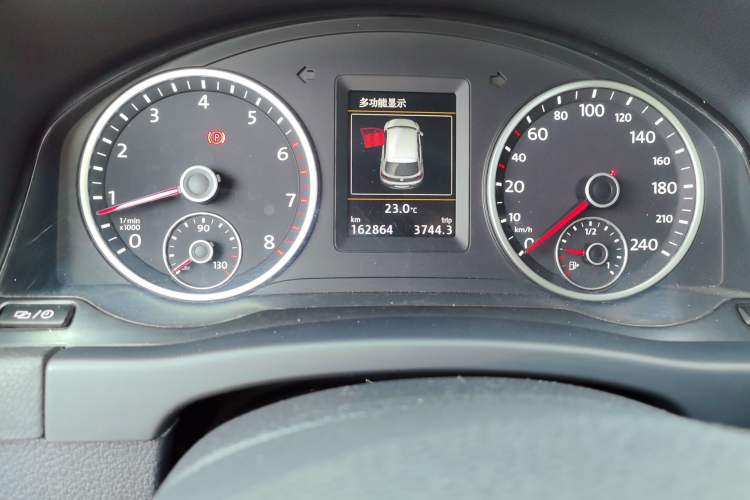 Used Volkswagen Tiguan 2015 1.8TSI Automatic Two-Wheel Drive Luxury Model Odometer Close Up
