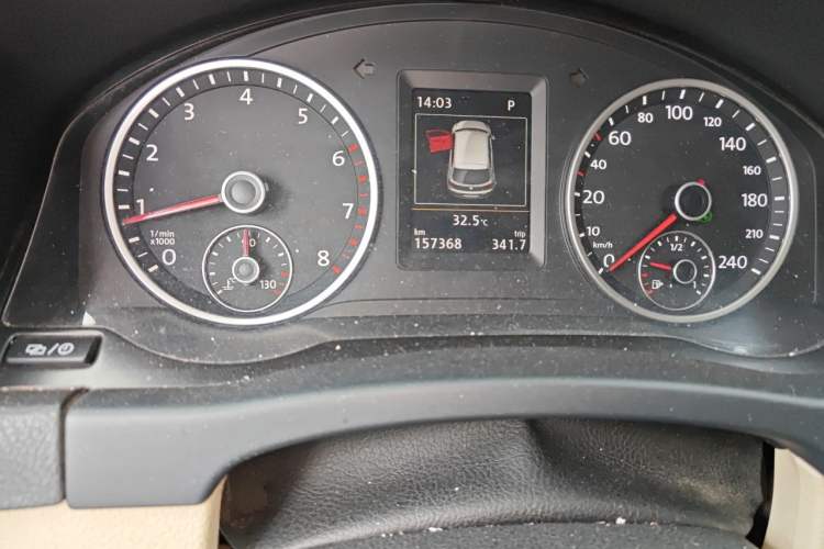 Used Volkswagen Tiguan 2015 1.8TSI Automatic All-Wheel-Drive Luxury Model Odometer Close Up