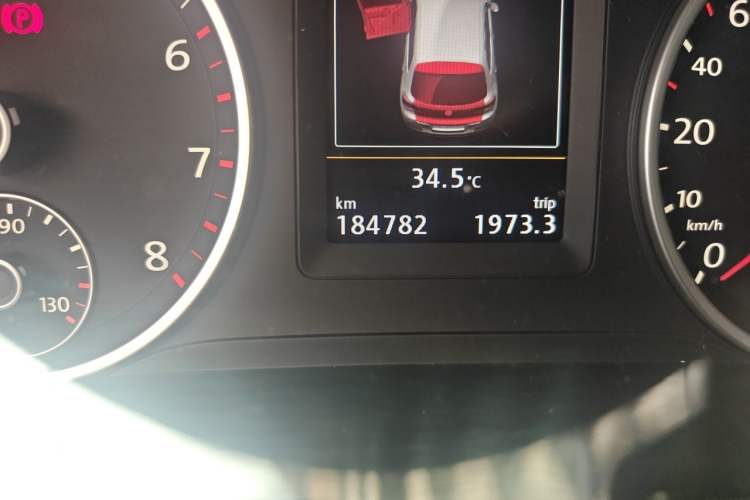 Used Volkswagen Tiguan 2015 1.8TSI Automatic Two-Wheel Drive Luxury Model Odometer Close Up