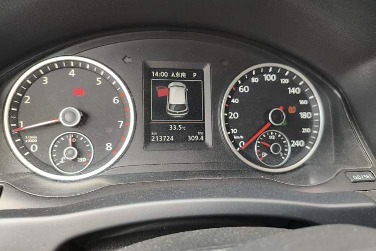 Used Volkswagen Tiguan 2015 1.8TSI Automatic Two-Wheel Drive Luxury Model Odometer Close Up
