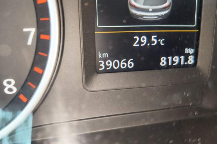 Used Volkswagen Tiguan 2015 1.8TSI Automatic Two-Wheel Drive Luxury Model Odometer Close Up