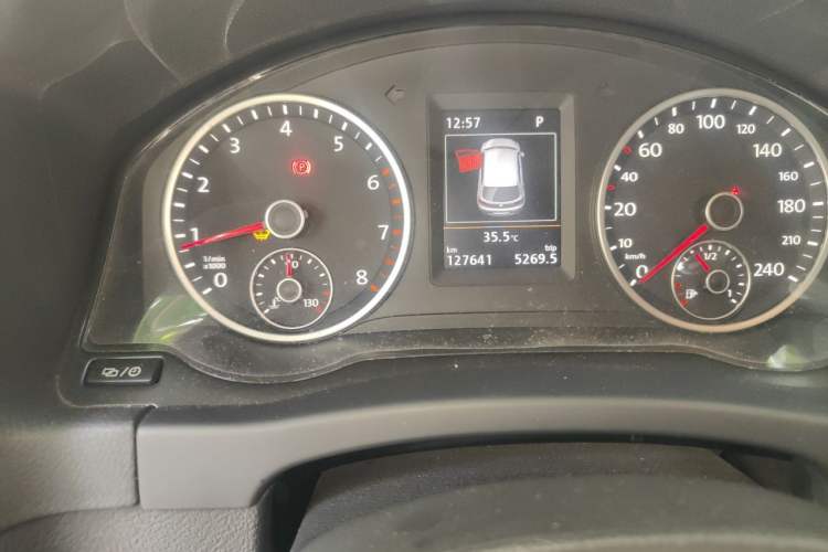 Used Volkswagen Tiguan 2015 1.8TSI Automatic All-Wheel-Drive Luxury Model Odometer Close Up