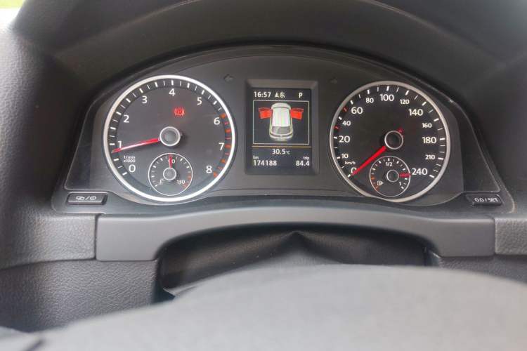 Used Volkswagen Tiguan 2015 1.8TSI Automatic Two-Wheel Drive Luxury Model Odometer Close Up