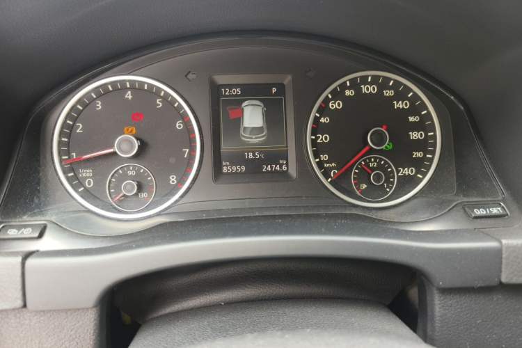 Used Volkswagen Tiguan 2015 2.0 TSI Automatic All-Wheel Drive Luxury Edition Odometer Close Up