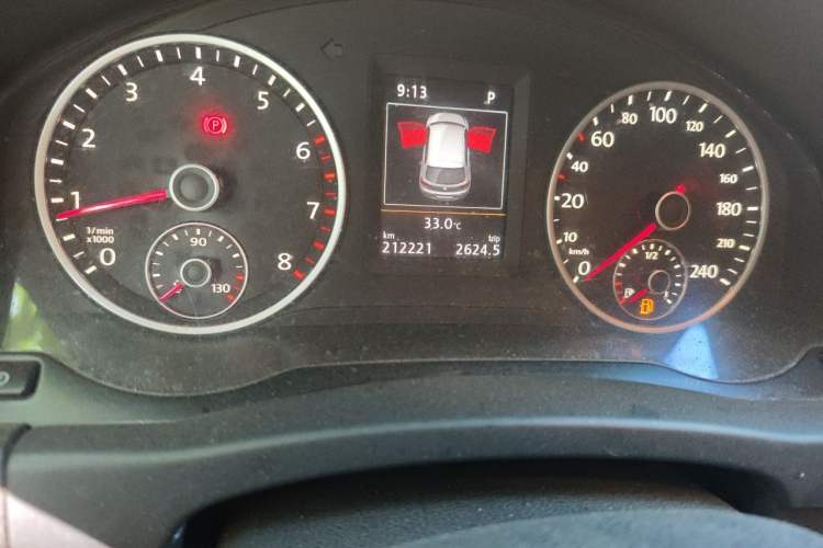 Used Volkswagen Tiguan 2015 1.8TSI Automatic Two-Wheel Drive Luxury Model Odometer Close Up