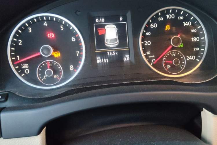 Used Volkswagen Tiguan 2015 1.8TSI Automatic Two-Wheel Drive Luxury Model Odometer Close Up