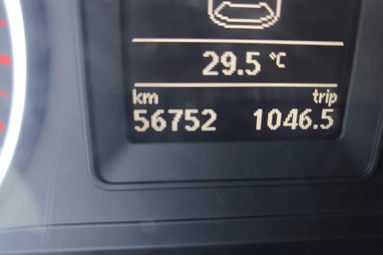 Used Volkswagen Tiguan 2015 1.8TSI Manual Two-Wheel Drive Fashion Edition Odometer Close Up