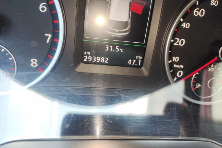 Used Volkswagen Tiguan 2015 1.8TSI Automatic Two-Wheel Drive Luxury Model Odometer Close Up