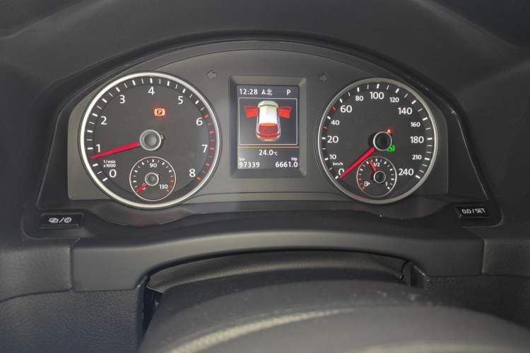 Used Volkswagen Tiguan 2015 1.8TSI Automatic All-Wheel-Drive Luxury Model Odometer Close Up