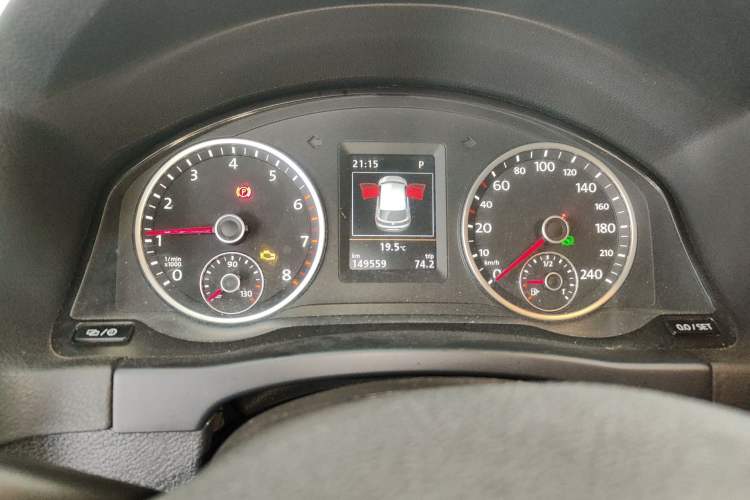Used Volkswagen Tiguan 2015 1.8TSI Automatic Two-Wheel Drive Luxury Model Odometer Close Up