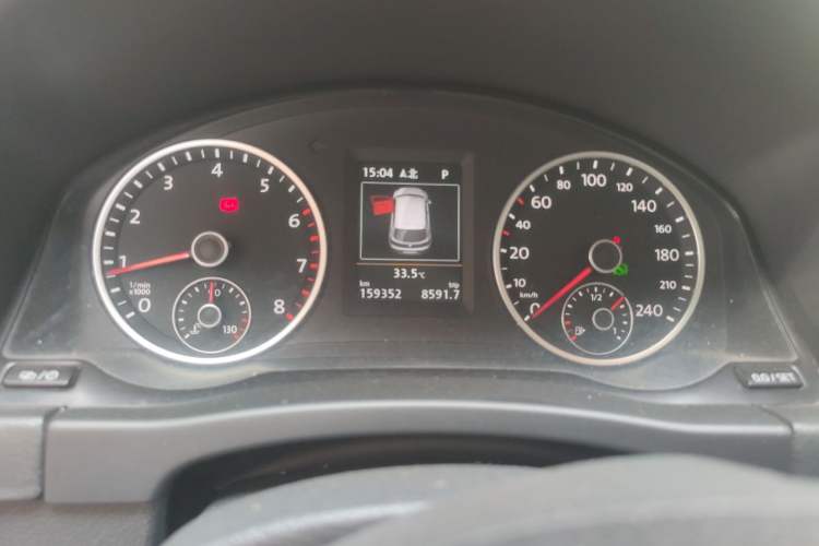 Used Volkswagen Tiguan 2015 2.0 TSI Automatic All-Wheel Drive Luxury Edition Odometer Close Up