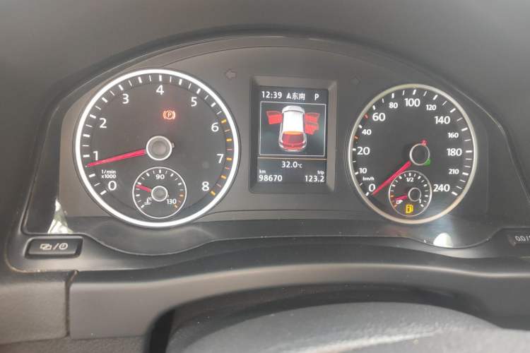 Used Volkswagen Tiguan 2015 1.8TSI Automatic Two-Wheel Drive Luxury Model Odometer Close Up