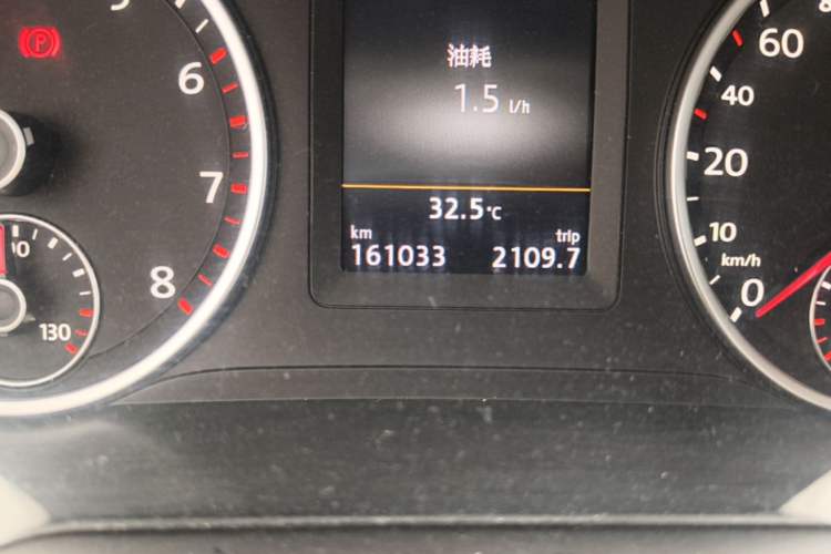 Used Volkswagen Tiguan 2015 1.8TSI Automatic All-Wheel-Drive Luxury Model Odometer Close Up