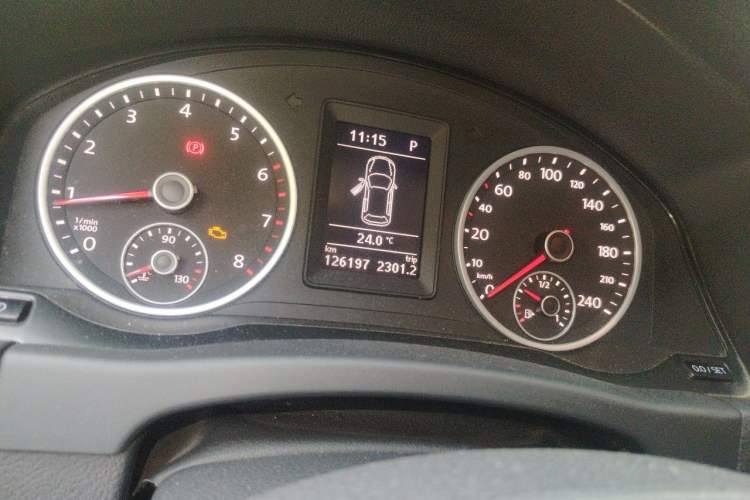Used Volkswagen Tiguan 2015 1.8TSI Automatic Two-Wheel Drive Comfort Edition Odometer Close Up