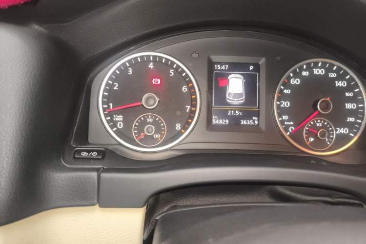 Used Volkswagen Tiguan 2015 1.8TSI Automatic Two-Wheel Drive Luxury Model Odometer Close Up