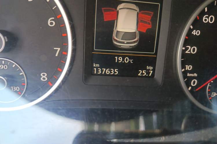 Used Volkswagen Tiguan 2015 1.8TSI Automatic All-Wheel-Drive Luxury Model Odometer Close Up