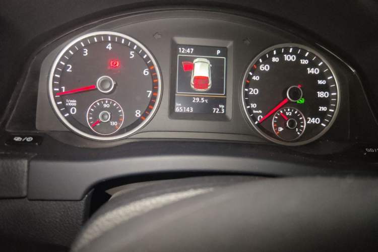 Used Volkswagen Tiguan 2015 1.8TSI Automatic Two-Wheel Drive Luxury Model Odometer Close Up