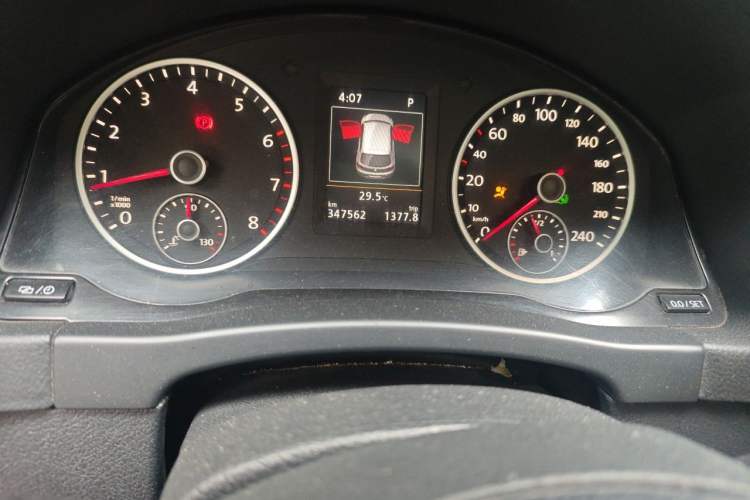 Used Volkswagen Tiguan 2015 1.8TSI Automatic Two-Wheel Drive Luxury Model Odometer Close Up