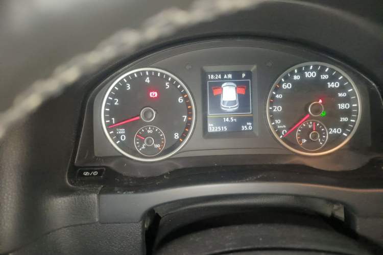 Used Volkswagen Tiguan 2015 1.8TSI Automatic Two-Wheel Drive Luxury Model Odometer Close Up