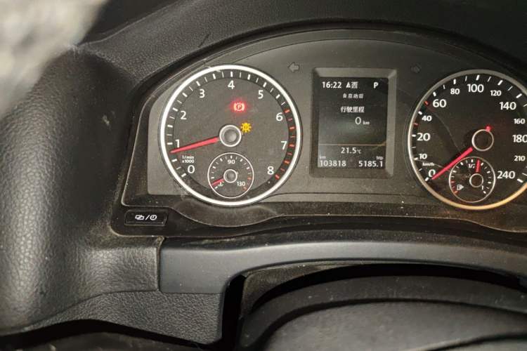 Used Volkswagen Tiguan 2015 1.8TSI Automatic Two-Wheel Drive Luxury Model Odometer Close Up