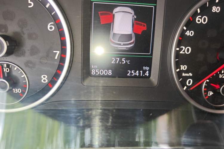 Used Volkswagen Tiguan 2015 1.8TSI Automatic Two-Wheel Drive Luxury Model Odometer Close Up