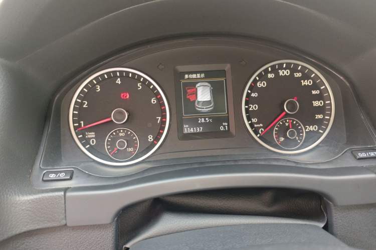 Used Volkswagen Tiguan 2015 1.8TSI Automatic Two-Wheel Drive Luxury Model Odometer Close Up